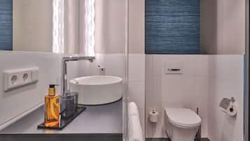 Essential Room with double bed | Badeværelse | Bruser, gratis toiletartikler, hårtørrer, håndklæder