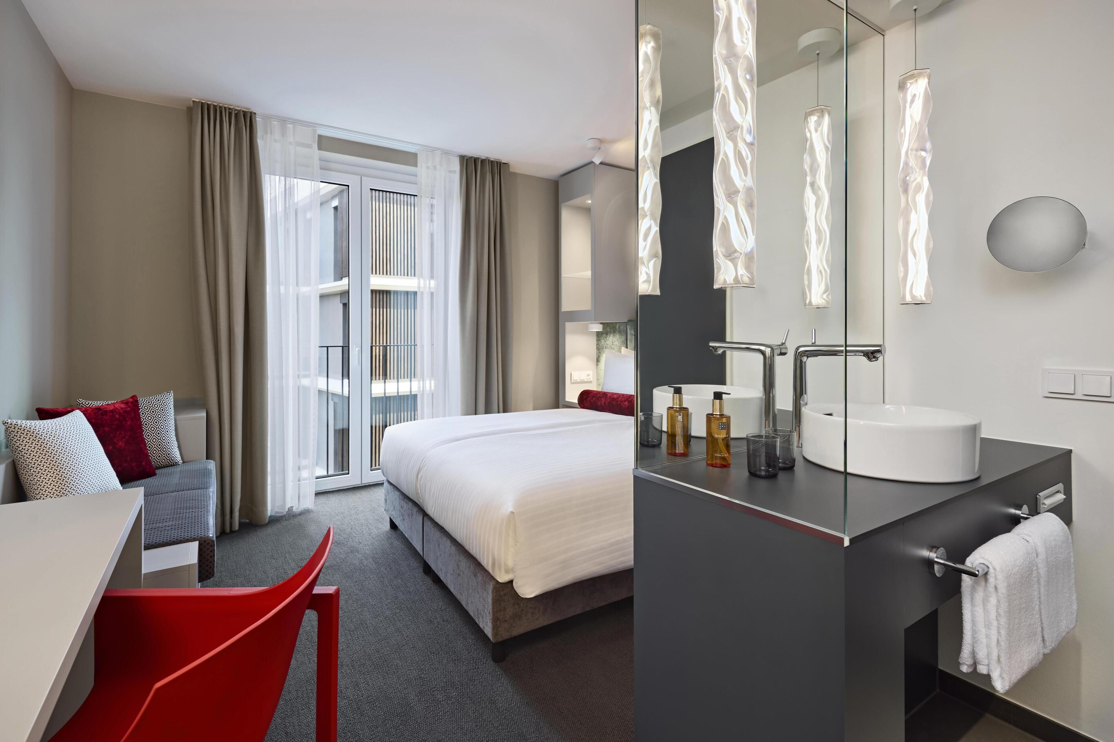 Cortinas blackout, insonorización y tabla de planchar con plancha 