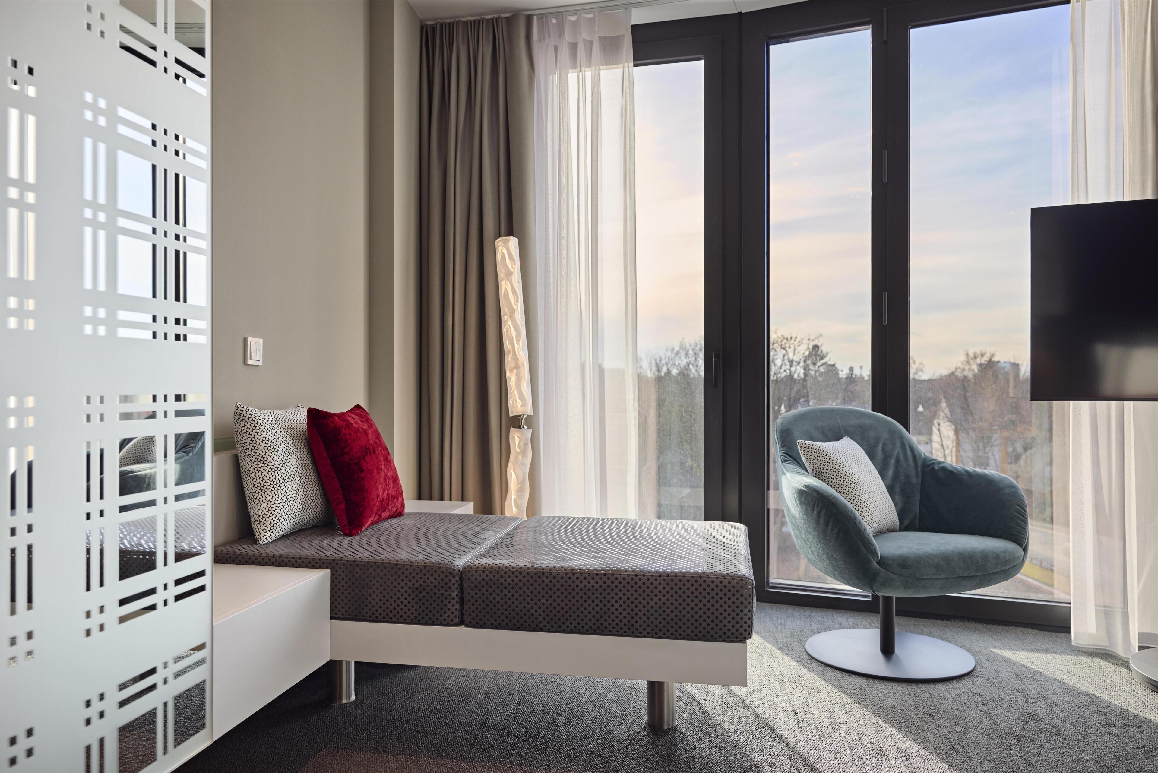 Cortinas blackout, insonorización y tabla de planchar con plancha 