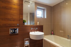 Douche, séchoir à cheveux, serviettes fournies, savon