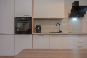 Réfrigérateur, four, plaque de cuisson, cafetière/bouilloire