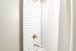 Een douche, een haardroger, handdoeken