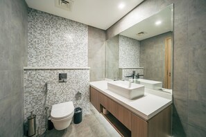 Sèche-cheveux, serviettes fournies, savon, papier toilette