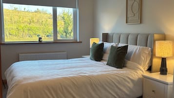 3 makuuhuonetta, silitysrauta/-lauta, ilmainen Wi-Fi, vuodevaatteet