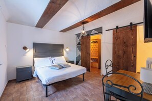 5 chambres, fer et planche à repasser, Wi-Fi, draps fournis