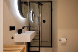 Shower, hair dryer, towels, soap - ღLiboria | Elegance at Josephsplatz (München)