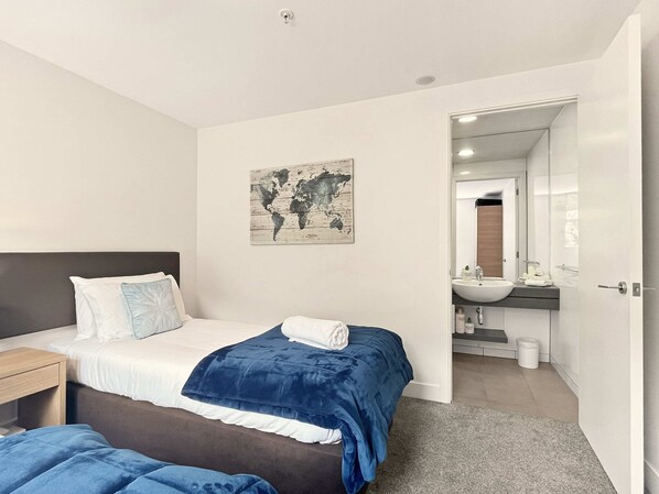 3 habitaciones, tabla de planchar con plancha, cuna de viaje y wifi 