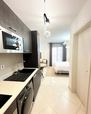 Estudio Deluxe, 1 cama Queen size, cocineta, vista a la ciudad | Escritorio, espacio para trabajar con laptop y cortinas blackout 