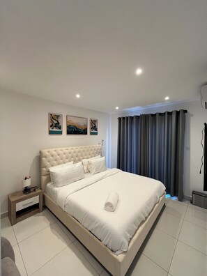 Leilighet – deluxe, 1 soverom, byutsikt | Skrivebord, skrivebord for bærbar PC, blendingsgardiner og lydisolert