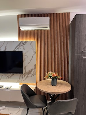 Estudio Deluxe, 1 cama Queen size, cocineta, vista a la ciudad | Servicio a la habitación