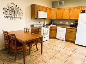 ثلاجة، ميكروويف، فرن، موقد طهي مسطح