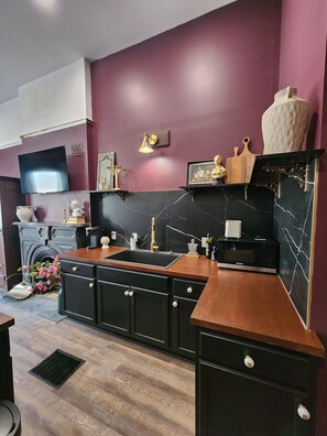 Microwave, oven, stovetop - The Plum Parlor - Moody Victorian Studio with Timeless Charm (Akron)