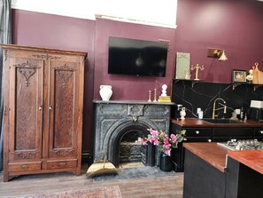 Microwave, oven, stovetop - The Plum Parlor - Moody Victorian Studio with Timeless Charm (Akron)
