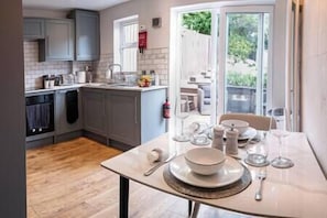 Private kitchen - Sumptuous Two Bedroom House in Portishead & EV Charger (Portishead)