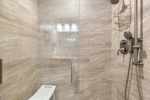 Regadera, secadora de cabello, toallas, shampoo