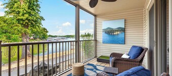 Carefree Tranquility at the Lake – Waterfront Stay for 4 w/ Resort Amenities