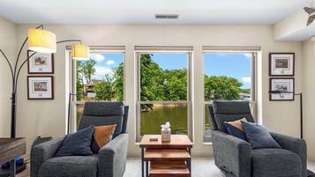 Télévision, cheminée