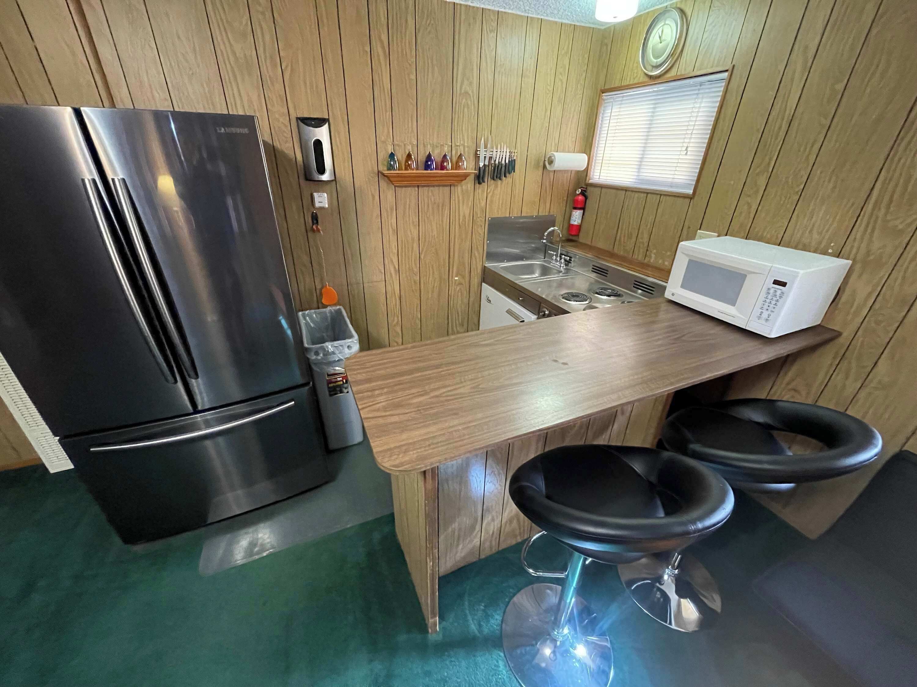 Réfrigérateur, micro-ondes, four, plaque de cuisson