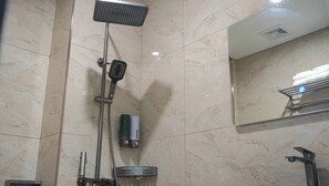 Shower, hair dryer, towels, shampoo - Jademay Airport Hotel (Hanoi)