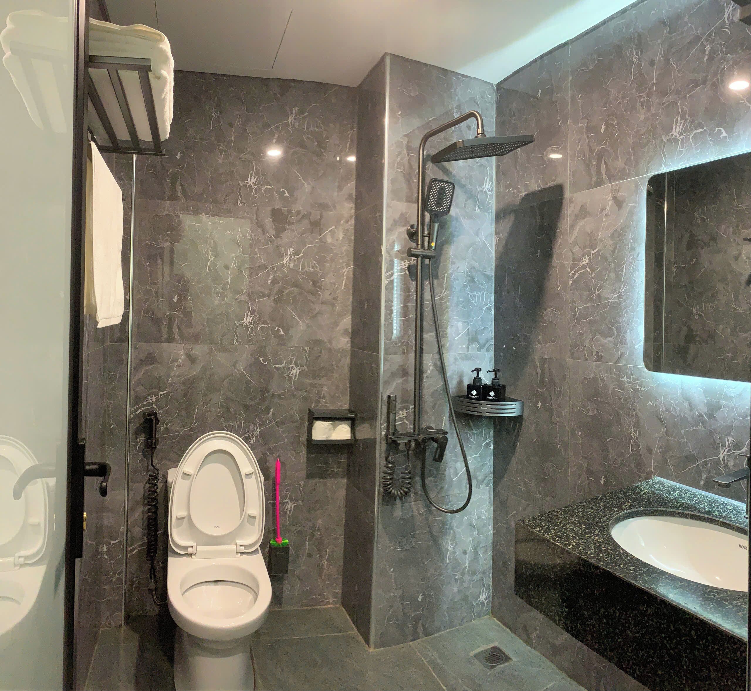 Superior Double Room, Balcony | Bathroom | Shower, hair dryer, bidet, towels
