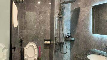 Superior Double Room, Balcony | Bathroom | Shower, hair dryer, bidet, towels