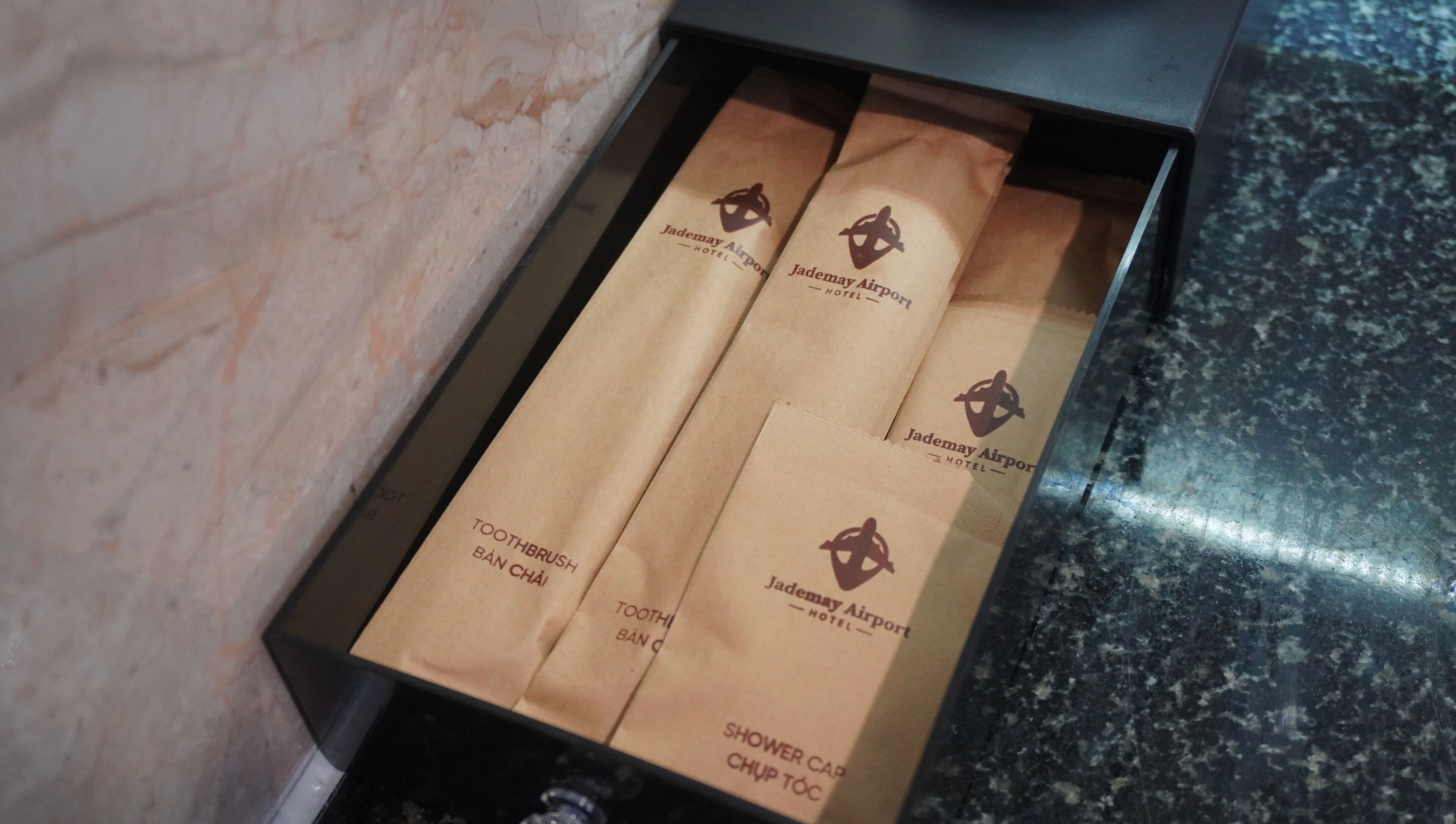 Een douche, een haardroger, handdoeken, shampoo