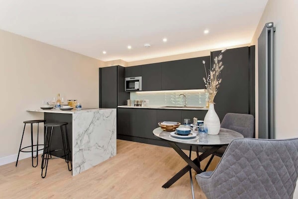 Apartment, Blick auf den Innenhof | Eigene Küche