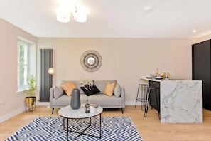 Apartment, Blick auf den Innenhof | Wohnbereich