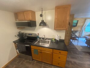 Een microgolfoven, een oven, een kookplaat