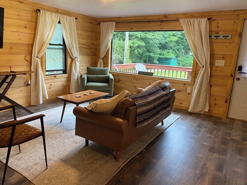 Cozy cabin in charming Mount Gilead with AC, WiFi