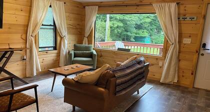Cozy cabin in charming Mount Gilead with AC, WiFi