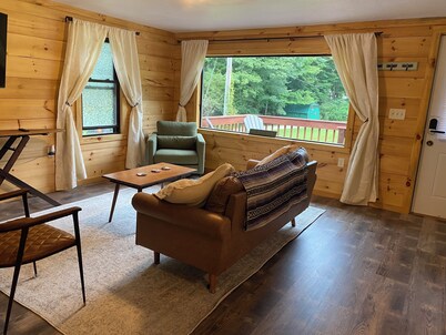 Cozy cabin in charming Mount Gilead with AC, WiFi
