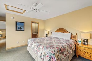 3 bedrooms, desk, Internet, bed sheets - Cozy 3BR + Loft Townhome | Walk to Trails | Shuttle and Ski Discounts (Steamboat Springs)