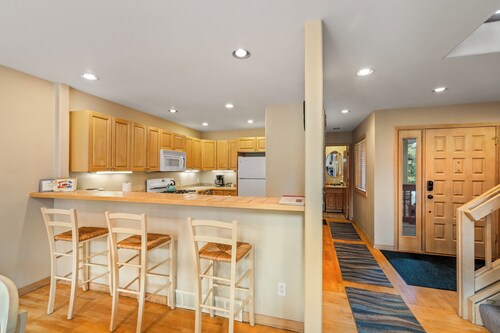 Cozy 3BR + Loft Townhome | Walk to Trails | Shuttle and Ski Discounts