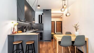 Deluxe-Apartment, Balkon | Eigene Kochnische