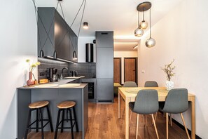 Deluxe Apartment, Balcony | Private kitchenette - RentPlanet - Apartament Masarska (Kraków)