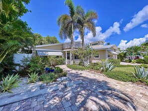 Exterior - Steps to the beach. Pool, Observation deck with views and beach gear (Holmes Beach)