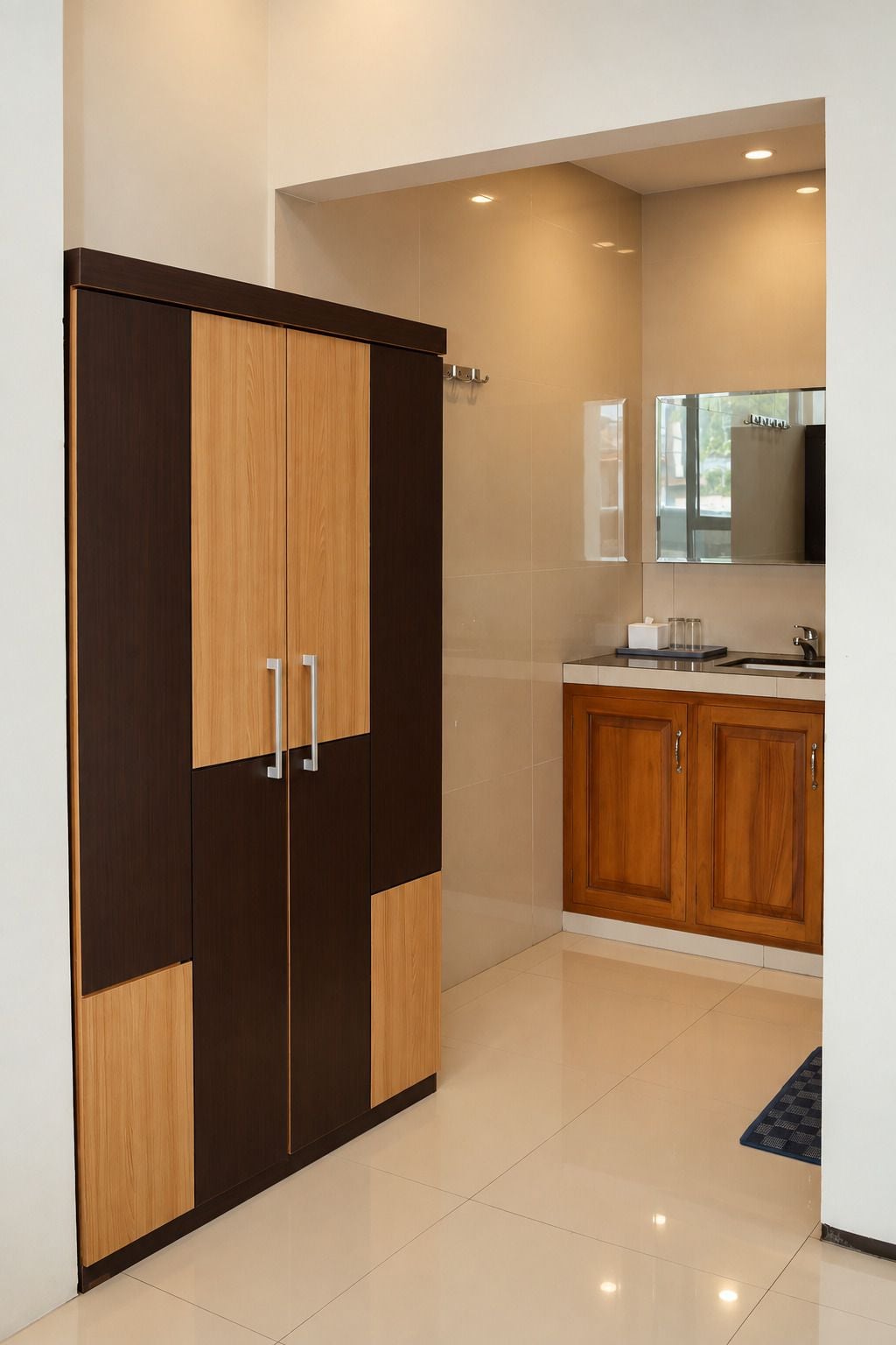 Un baño moderno con un espejo grande, armarios de madera y suelo de baldosas.