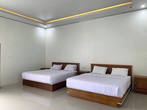 Desk, laptop workspace, free WiFi - Grand Wijaya Hotel dan Villa Sarangan (Plaosan)