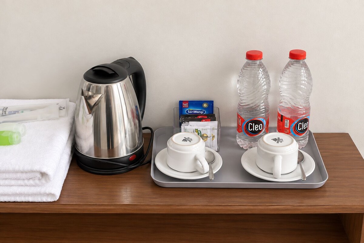 Escritorio, espacio para trabajar con laptop y wifi gratis 