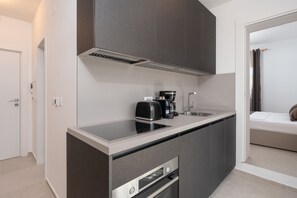 Geladeira, cooktop, lava-louças, cafeteira/chaleira
