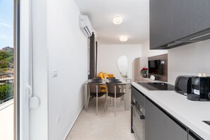 Geladeira, cooktop, lava-louças, cafeteira/chaleira