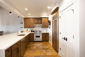 Appart'hôtel, 3 chambres | Cuisine privée | Réfrigérateur, four, cafetière/bouilloire, grille-pain