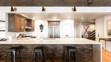 Condo, 3 Bedrooms | Interior