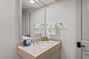 Condo, 2 phòng ngủ | Phòng tắm | Khăn tắm, dầu gội 