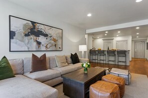 Condo, 2 quartos | Área de estar | Smart TV