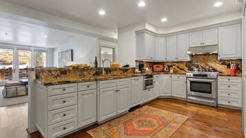 Condo, 2 Bedrooms | Private kitchen