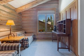 Condo, 3 quartos | Área de estar
