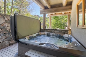 Appart'hôtel, 3 chambres | Bain à remous extérieur