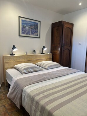 4 bedrooms, iron/ironing board, WiFi, bed sheets - Le Grand mazet (ARLES)